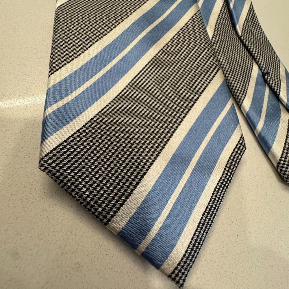 Banana Republic Tie Gray Blue Stripe 100% Silk Necktie‎ 58